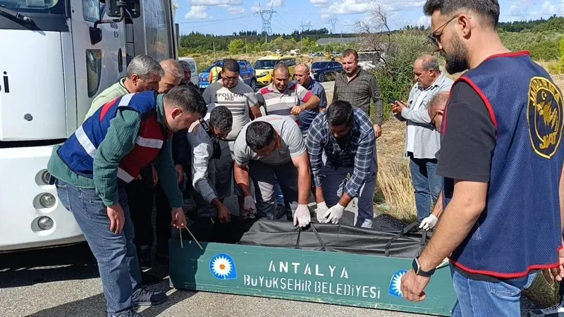 cop-kamyonunda-korkunc-cinayet-mesai-arkadasini-bogazindan-bicaklayarak-oldurdu-1760007179824.jpeg ANTALYA’DA TEMİZLİK İŞLERİ ÇALIŞANI, ÇÖP KAMYONUNU KULLANAN ARKADAŞINI BOĞAZINA BIÇAK SAPLAYARAK ÖLDÜRDÜ. OLAYIN ARDINDAN KAÇAN TEMİZLİK İŞÇİSİNİN YAKALANMASI İÇİN JANDARMA ÇALIŞMA BAŞLATTI. (İHA)