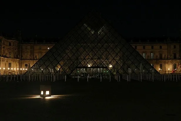 paristeki-louvre-muzesi-piramidi-enerji-tasarrufu-icin-erken-karartildi-1663455506855.jpeg Fransız enerji çıkmazında! Paris'teki Louvre Müzesi piramidi enerji tasarrufu için erken karartıldı-3