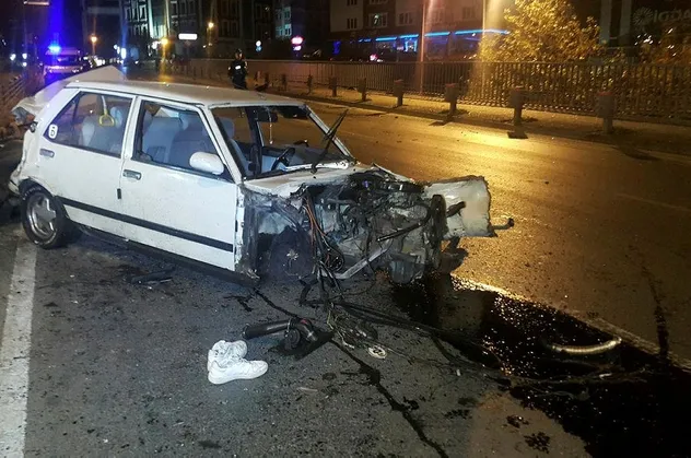 Son dakika: İstanbul Şişli'de otomobil bariyerlere çarptı: 1'i ağır 2 yaralı