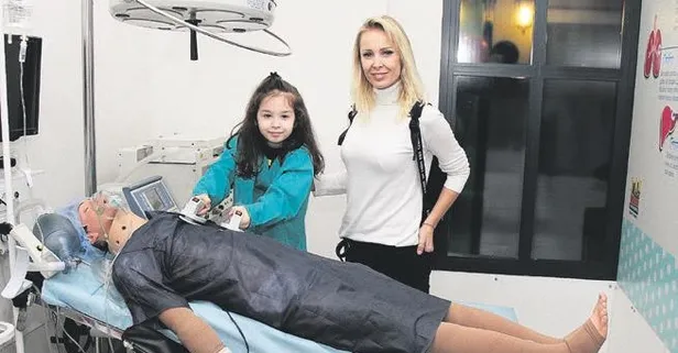 İbrahim Tatlıses'in eski eşi Ayşegül Yıldız'dan olan kızı Elif Ada bir etkinlik kapsamında doktor oldu