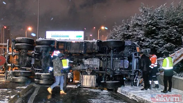 Beylikdüzü'nde kar küreme aracı devrildi! - 2