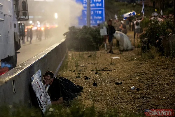 Tel Aviv'de kafesli protesto! Onlarca İsrailli, Netanyahu'nun istifası için sokaklara döküldü: Sen baştasın, sen suçlusun - 22