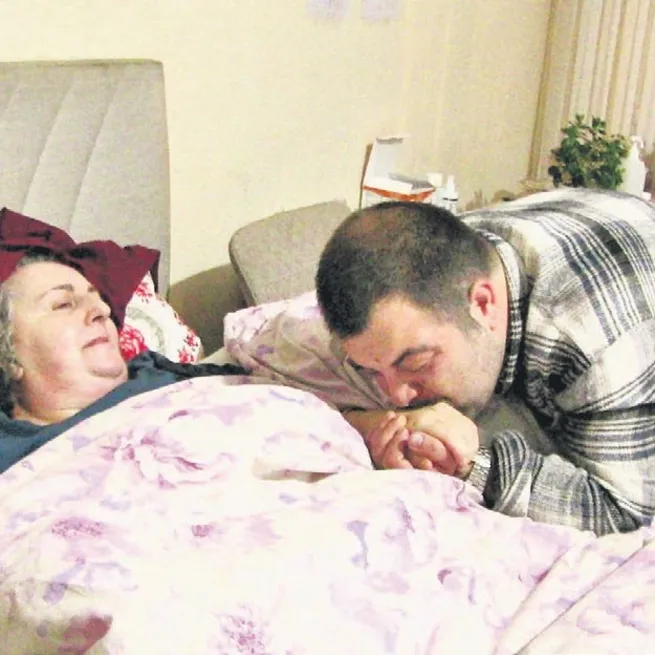 Artvin’de 9 yıldır felçli annesine bakıyor!