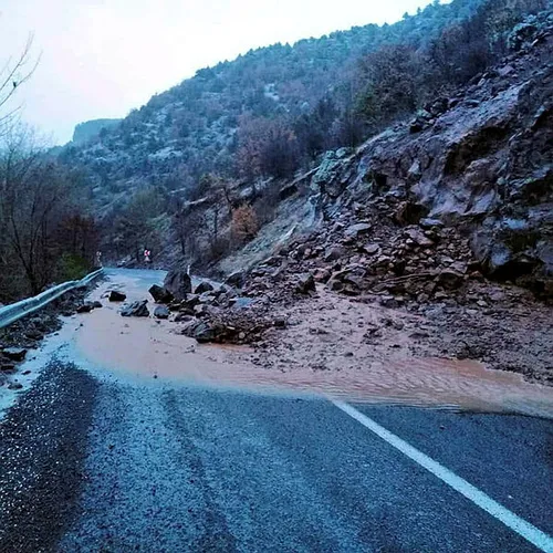 son-dakika-boluda-heyelan-felaketi-2-yolda-toprak-kaydi-1580985138290.jpg
