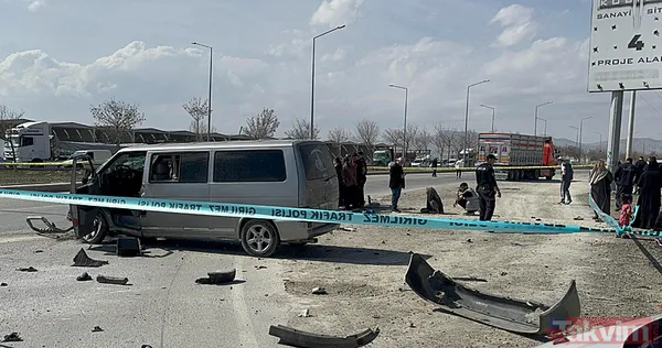 Kaza Anı Kamerada Kaza Anı İse Çevredeki Bir İş Yerinin Güvenlik Kamerasına Yansıdı. Görüntülerde Minibüsün Kavşakta Tıra Çarpması Ve Savrulması Yer Alıyor.