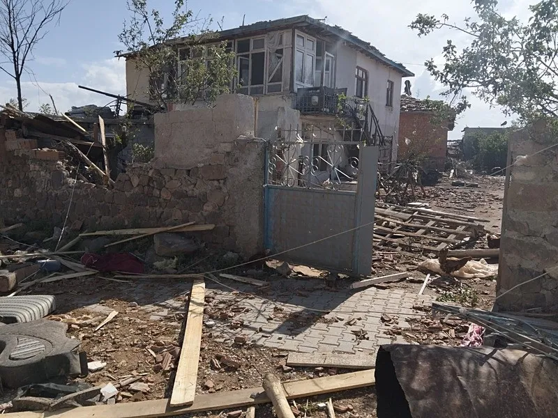 corumda-hortum-koyleri-yikti-gecti-binalarin-yuzde-80i-kullanilamaz-halde-1778795130572.jpeg Çorum'da hortum köyleri yıktı geçti: Binaların yüzde 80'i kullanılamaz halde-7
