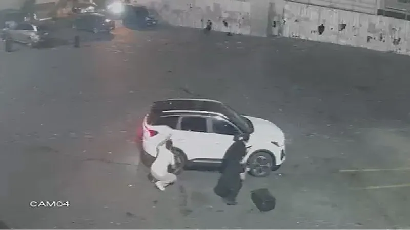 sultanbeylide-deas-operasyonu-polise-saldiran-terorist-etkisiz-hale-getirildi-1-kisi-yaralandi-1788508610233.jpeg Sultanbeyli'de DEAŞ operasyonu: Polise saldıran terörist etkisiz hale getirildi! O anların görüntüsü çıktı-2