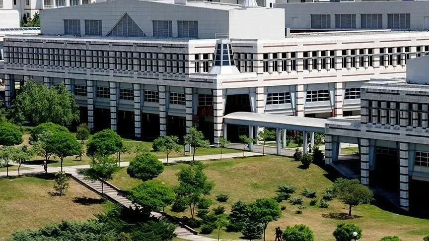 ozel-universite-ucretleri-aciklandi-fiyatlar-37-milyon-lirayi-buldu-1784928284224.jpeg Özel üniversite ücretleri açıklandı! Tıp ve diş hekimliği fiyatları 3,7 milyon lirayı buldu-2