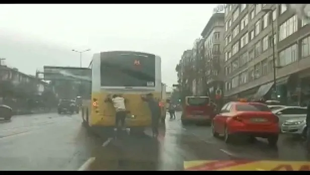 istanbulda-tehlikeli-yolculuk-patenlerle-iett-otobusunun-arkasina-takildilar-1680503529148.jpeg İstanbul'da tehlikeli yolculuk! Patenlerle İETT otobüsünün arkasına takıldılar-1
