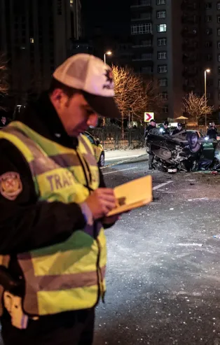 Şişli’de otomobil takla attı: 2 yaralı