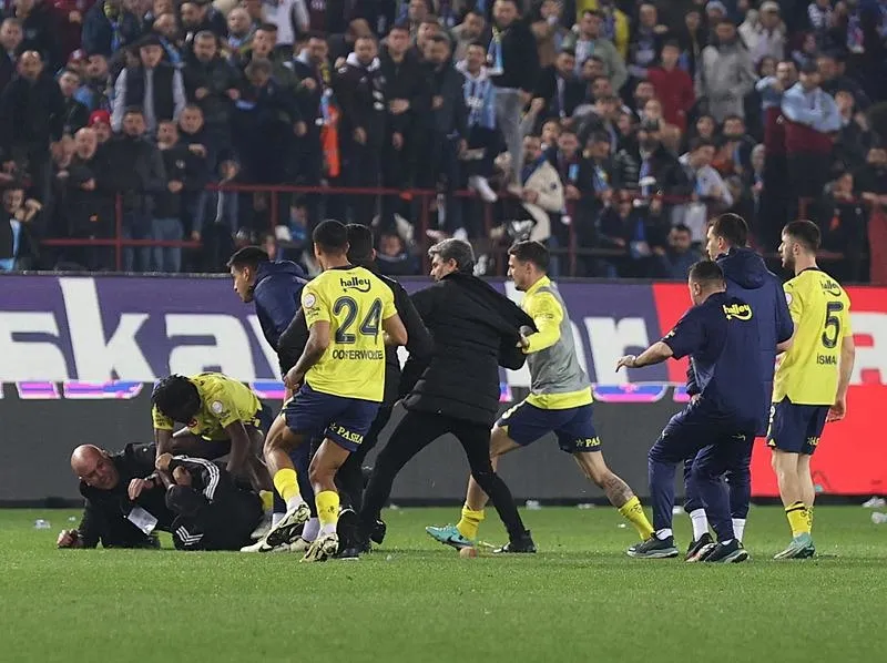 TAKVİM yazarları Türk futbolundaki olaylar sonrası net bir mesaj verdi: Bu kavga artık dursun-6