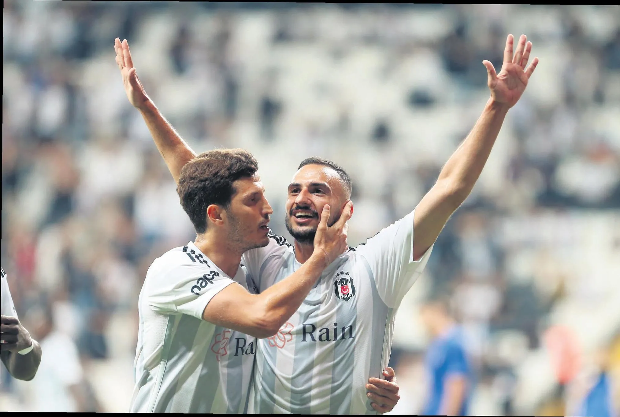 Kartal ’bulut’ların üstünde