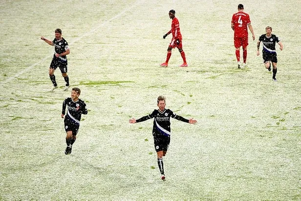 Bundesliga'da şoke eden görüntü! Bayern Münih maçında kar sonrası iki farklı zemin-4