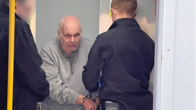 1712074589462.jpeg 27 yıldır aranıyordu! İngiltere'nin "en çok arananlar" listesindeki pedofili sapık Richard Burrows, Heathrow Havalimanında yakalandı-2