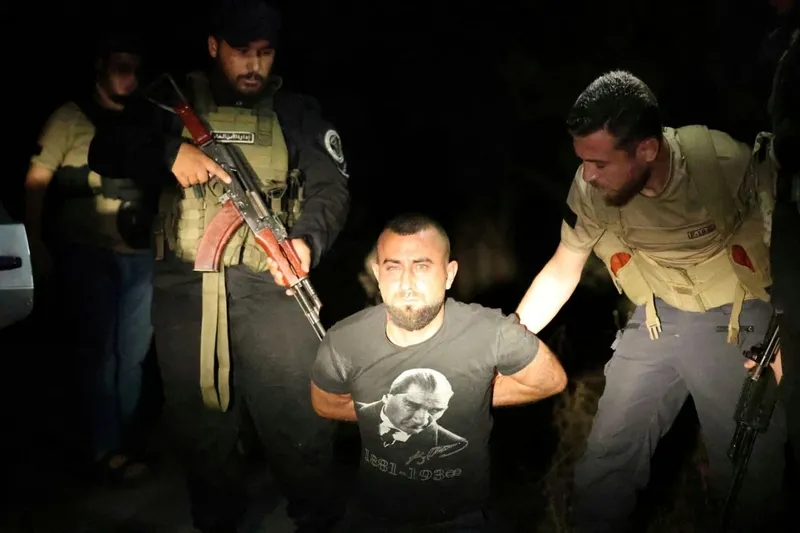 suriye-tartusta-sinsi-provokasyon-esad-artigi-sebbihalar-ataturk-tisortuyle-kiliseyi-kana-bulayacakti-kiskivra-1754480585018.jpeg Suriye Tartus'ta sinsi provokasyon! Esad artığı Şebbihalar Atatürk tişörtüyle kiliseyi kana bulayacaktı: Kıskıvrak yakalandılar-3