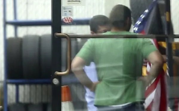 Adil Öksüz'ün kayınbiraderi ABD bayrağını öperken görüntülendi-16