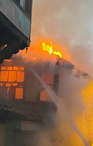 Bursa'da tarihi bina yanarak kül oldu