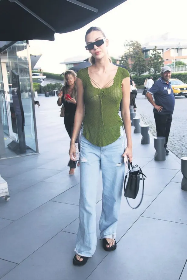 semiramis-pekkan-kopegi-icin-kesenin-agzini-acti-tinaya-13-bin-tllik-kolye-takti-saklambac-haberleri-1661893532573.jpeg Semiramis Pekkan köpeği için kesenin ağzını açtı! Tina'ya 13 bin TL'lik kolye taktı |Saklambaç haberleri-3