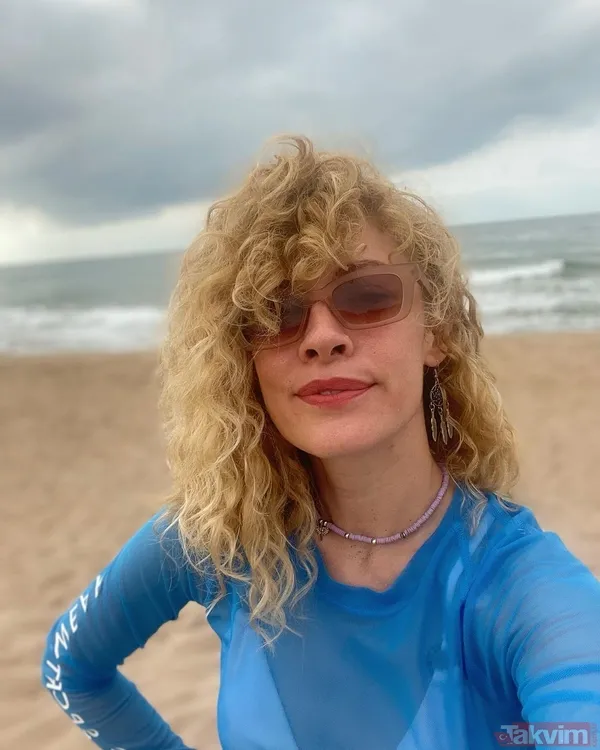 Güldür Güldür'ün Çiçek'i derin göğüs dekolteli dantelli büstiyeri ile ortalığı salladı! Açelya Topaloğlu'nu gören bir daha baktı - 19