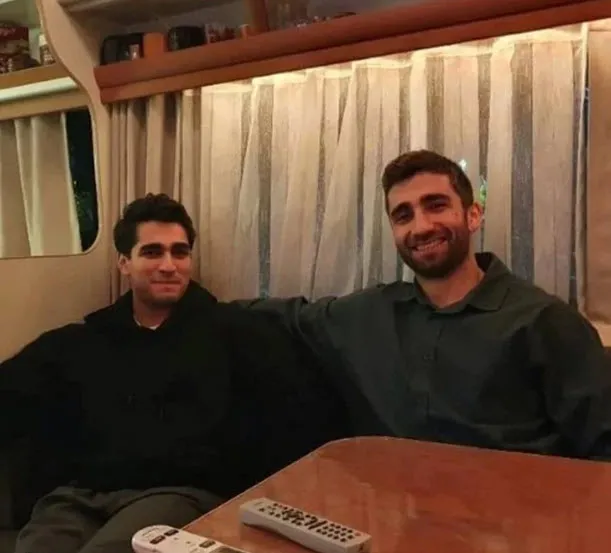 1 değil 2 değil Mert'e tam 5 kardeş! Yalı Çapkını'nın Ferit'i Mert Ramazan Demir'in 5 kardeşi var ve hepsi birbirinin aynısı-8