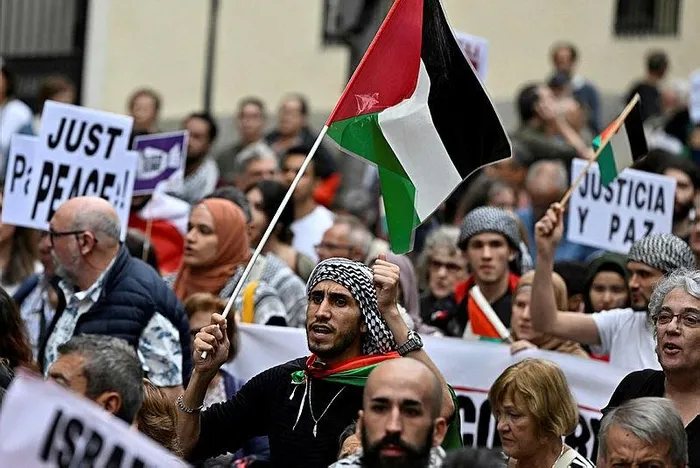 ak-partiden-ikiyuzlu-batiya-filistin-ve-gazze-tepkisi-gosterileri-yasaklamaya-calisanlarin-yaptigi-fasizmdir-1697453241451.jpeg AK Parti'den ikiyüzlü Batı'ya 'Filistin' ve 'Gazze' tepkisi: Gösterileri yasaklamaya çalışanların yaptığı faşizmdir-3