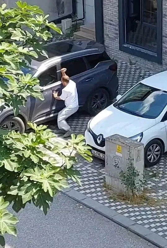 sakaryada-park-yeri-kavgasi-bicakli-saldiri-kamerada-1783433397650.jpeg Sakarya'da park yeri kavgası: Bıçaklı saldırı kamerada-3