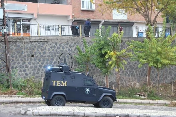 Diyarbakır'da istinat duvarına asılan PKK paçavrası polis ekiplerince indirildi!-2