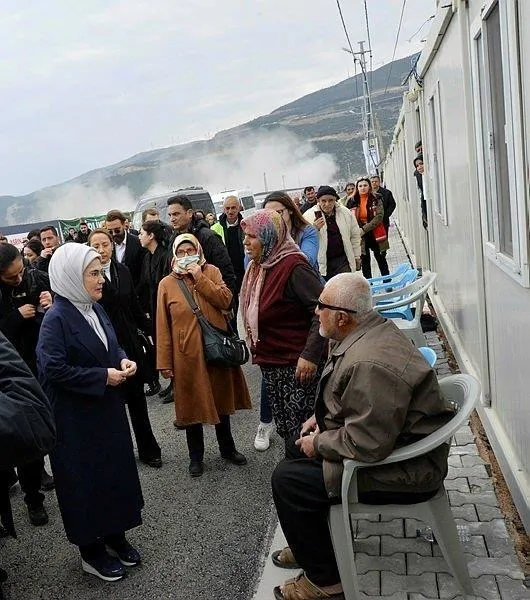 emine-erdogan-gaziantepte-depremzedelerle-bir-araya-geldi-1677337900681.jpeg