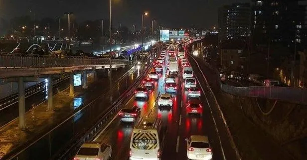 İstanbul kilitlendi! Sağanak yağış ve mesai bitiminin ardından trafik yoğunluğu %90