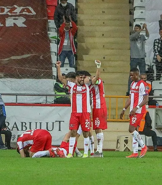 lidere-celme-antalyaspor-2-1-trabzonspor-mac-sonucu-1639246429987.jpeg Lidere çelme! Antalyaspor 2-1 Trabzonspor | MAÇ SONUCU-2