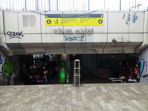Karaköy'de Türk bayrağını koparan kişiye esnaftan meydan dayağı!-3