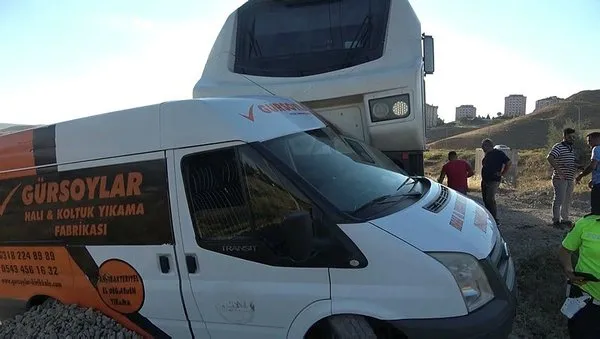 kirikkalede-akaryakit-yuklu-tren-ile-minibus-carpisti-1595449378653.jpg