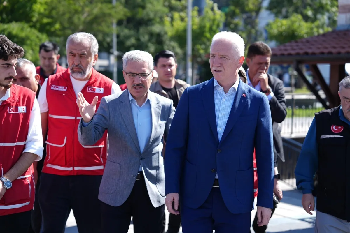 1783263586269.jpeg CHP'li Üsküdar Belediyesi seyretti, devlet esnafı yalnız bırakmadı! İstanbul Valisi Gül: Maddi zararın tamamını karşılayacağız-2