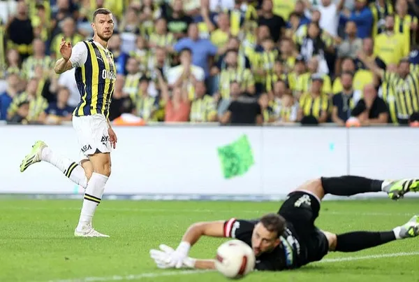 fenerbahcenin-yildizi-edin-dzeko-davranislariyla-genclere-ornek-oluyor-1695852696380.jpeg Fenerbahçe'nin yıldızı Edin Dzeko davranışlarıyla gençlere örnek oluyor!-4