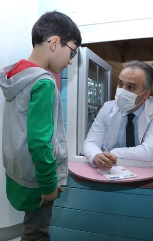 Doktorlar muayene ettikleri çocuklara reçeteyle kitap yazıyor