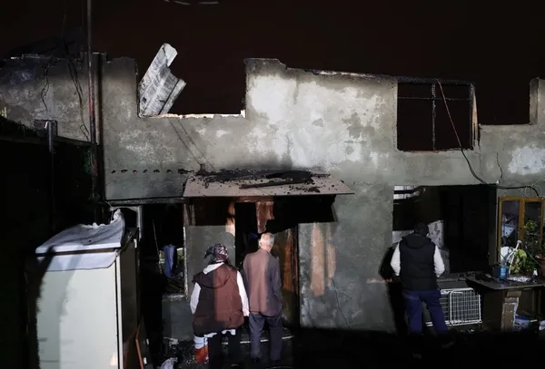 alev-alev-yanan-3-gecekondu-kullanilamaz-hale-geldi-1673407144544.jpg Alev alev yanan 3 gecekondu kullanılamaz hale geldi-3