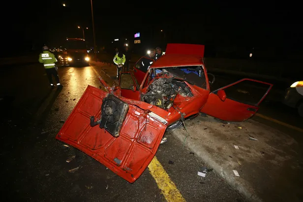 Ankara'da korkuç kaza! Hurdaya dönen otomobilden burnu bile kanamadan kurtuldu-7