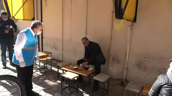 corumda-yasak-olmasina-ragmen-sigara-icen-gence-belediye-baskan-yardimcisi-900-liran-var-mi-diye-sordu-1605272244595.jpg Çorum'da yasak olmasına rağmen sigara içen gence belediye başkan yardımcısı "900 liran var mı?" diye sordu-4