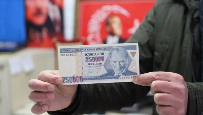 eski-250-bin-liralik-banknotunuz-varsa-koseyi-dondunuz-koleksiyonerler-pesine-dustu-tanesi-20000-tl-1705758861141.jpg Koleksiyonerler peşinde koşuyor! Eski 250 bin liralık banknotunuz varsa köşeyi döndünüz! Tanesi 20.000 TL...-3