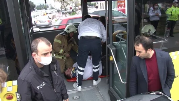 son-dakika-uskudarda-iki-iett-otobusu-carpisti-bir-kisi-yarali-1637305256429.jpg SON DAKİKA: Üsküdar'da iki İETT otobüsü çarpıştı: Bir kişi yaralı-2