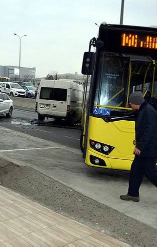 Yine İETT yine kaza! Avcılar'da İETT otobüsü kaydı trafik felç oldu