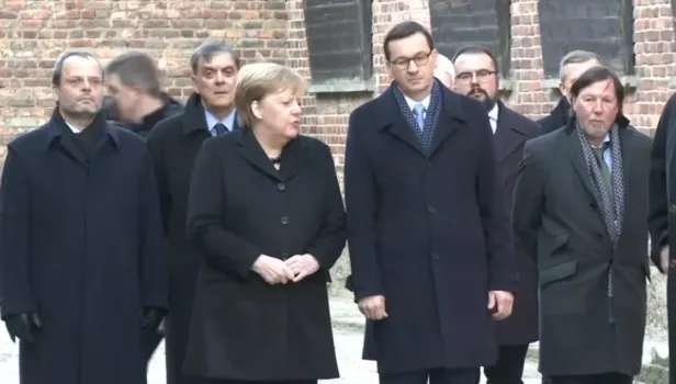 Dünya bu görüntüleri konuşuyor! 65 yaşındaki Merkel bir anda dengesini kaybetti ve...