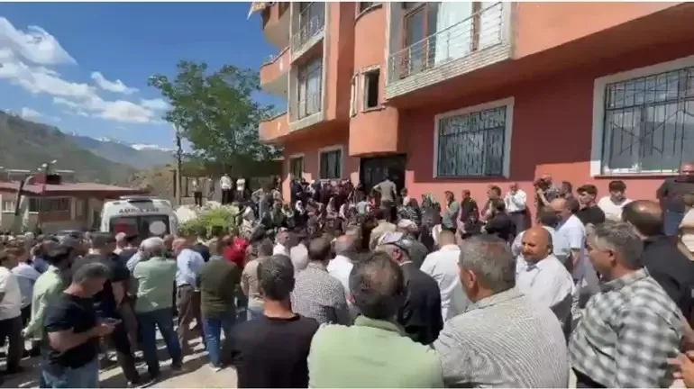 kayinpederinin-evini-basip-dehset-sacti-hakkaride-aile-faciasi-cok-sayida-olu-1781424654778.jpeg Önce katliam yaptı sonra intihara kalktı! Hakkari'de aile faciası: Çok sayıda ölü-3