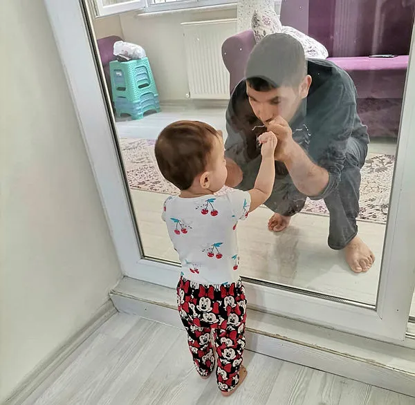 yurek-sizlatan-goruntu-2-yasindaki-kizini-camin-arkasindan-seviyor-1600162292852.jpg Koronadan hayat dersleri! 2 yaşındaki kızını camın arkasından seviyor-2