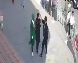 Son dakika: Karaköyde başörtülü genç kızı darp eden provokatör kadının ilk ifadesi ortaya çıktı