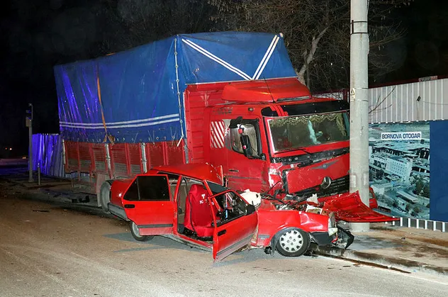 İzmir'de feci kaza! Kamyon otomobili ezdi
