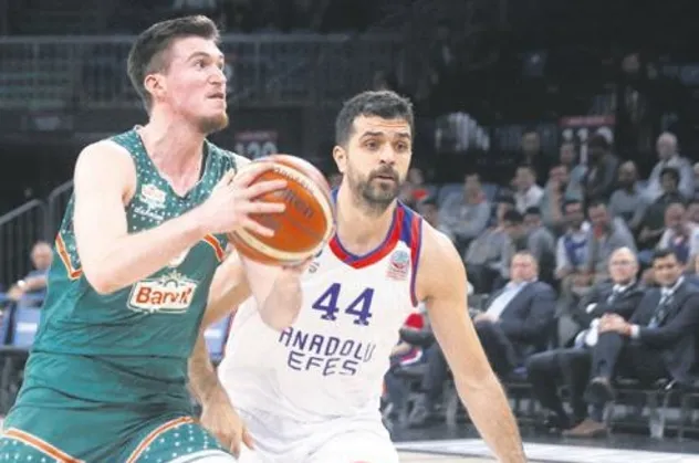 Şampiyon Anadolu Efes Tolga Geçim’i kaptı