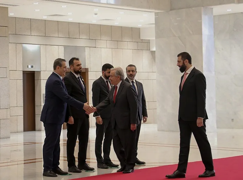 bm-genel-sekreteri-guterres-samda-17-yil-sonra-tarihi-ziyaret-1784972449403.jpeg BM Genel Sekreteri Antonio Guterres Şam'da. Fotoğraflar: AA