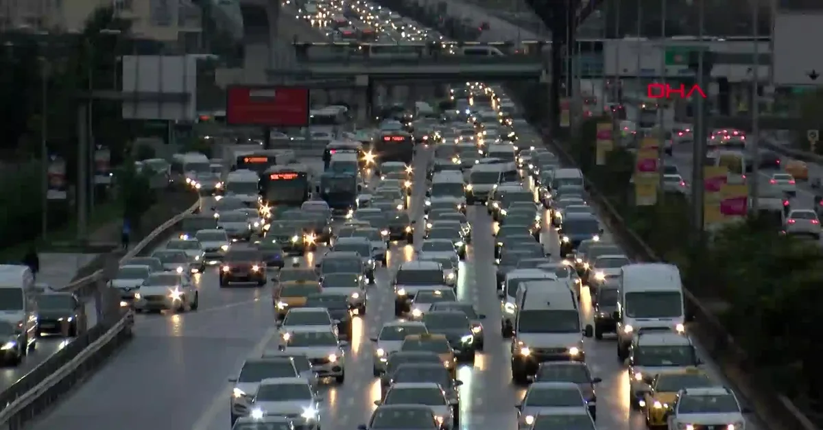 İstanbul'da dün başlayan yağmur sonrası trafik yoğunluğu sürüyor
