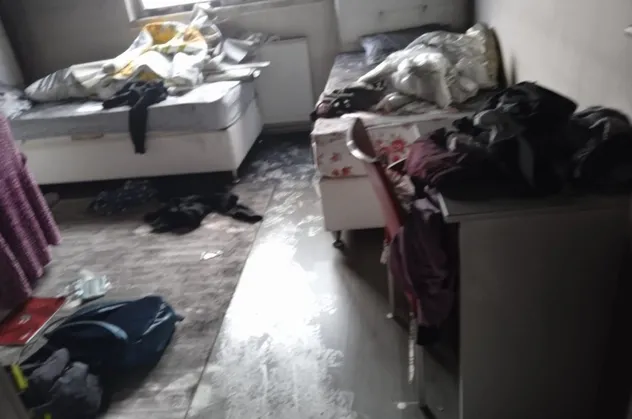 Eşi terk edince evi ateşe verdi